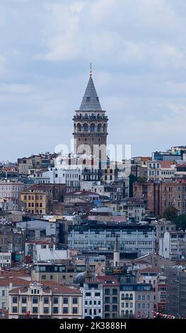 Stadtbild eines Teils der Stadt Istanbul mit Häusern und dem Galata-Turm Stockfoto