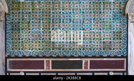Antike osmanische handgefertigte türkische Fliesen mit Blumenmustern aus dem Topkapi-Palast in Istanbul, Türkei.Innenwand des topkapi in Istanbul Stockfoto