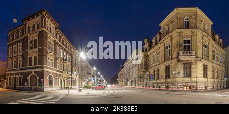 Eine nächtliche Aussicht auf eine Straße in Kedzierzyn-Kozle, Woiwodschaft Opolskie, Polen Stockfoto