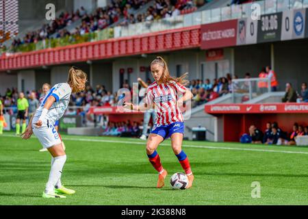 Madrid, Madrid, Spanien. 25. September 2022. ANDREA MEDINA (20) in Aktion während des Fußballspiels zwischen Atletico Madrid und Alaves feierte am Sonntag, den 25. September 2022 in AlcalÃ¡ de Henares (Madrid, Spanien) im Wanda AlcalÃ¡-Stadion, gültig für die Spielwoche 3 der spanischen Liga der ersten Liga der Frauen, Liga F (Bildquelle: © Alberto Gardin/ZUMA Press Wire) Stockfoto