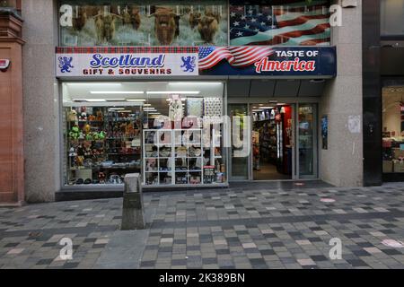 Souvenirläden in der Sauchiehall Street, Glasgow, Schottland, Großbritannien. Schottische Geschenke im Schaufenster mit historischen Fiqures und Beutelpfeifern. Schottland Geschenke und Souvenirs , Taste of America Stockfoto