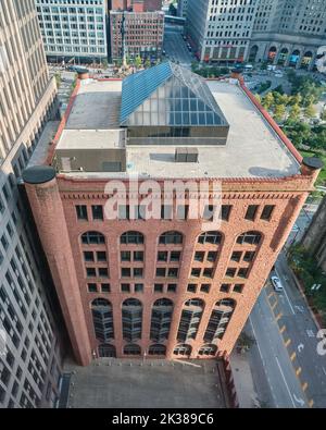 Cleveland, Ohio, USA - 19. September 2022: Blick auf ein KeyBank-Gebäude im Key Tower-Komplex mit der Ontario Street daneben. Stockfoto