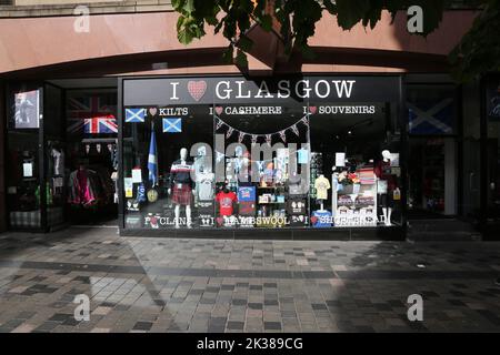 Souvenirläden in der Buchanan Street, Glasgow, Schottland, Großbritannien. Schottische Geschenke im Schaufenster mit einem Schild, auf dem steht: „Ich liebe Glasgow“ Stockfoto