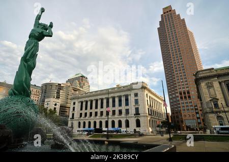 Cleveland, Ohio, USA - 20. September 2022: Der Wolkenkratzer am 200 Public Square ist vom Vetran's Memorial Park aus zu sehen, mit der Figur des Fountain of Stockfoto