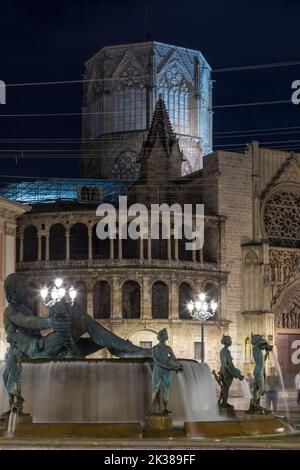 Plaza de la Virgen in Valencia, Spanien. Teilansicht der jungfräulichen Quelle des Turia und im Hintergrund des Cimborrio Stockfoto