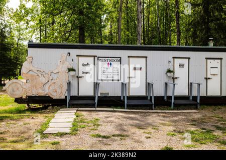 Komisches Nebengebäude und Duschen; Tetsa River Lodge; Fort Nelson; British Columbia; Kanada Stockfoto