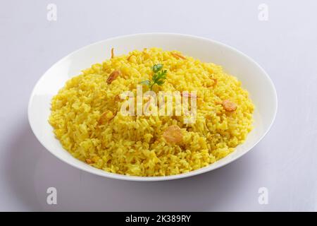 Bengali Gericht khichdi oder khichuri aus einer Kombination von Linsen und Reis zusammen mit indischen Gewürzen. In einer Schlammschüssel isoliert auf weißem Hintergrund Beng Stockfoto