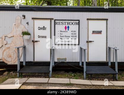 Komisches Nebengebäude und Duschen; Tetsa River Lodge; Fort Nelson; British Columbia; Kanada Stockfoto