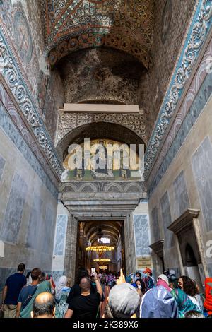 Interne Gestaltung des ersten Eingangs für die Touristen zur Hagia Sophia oder genannt Aya Sophia, einer der meistbesuchten Orte in Istanbul. Stockfoto