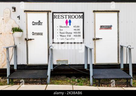 Komisches Nebengebäude und Duschen; Tetsa River Lodge; Fort Nelson; British Columbia; Kanada Stockfoto