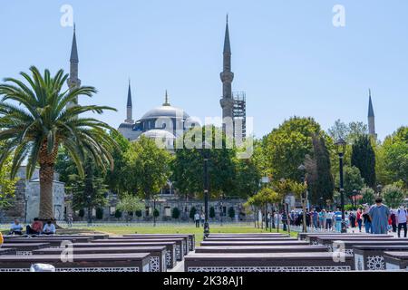 Die Blaue Moschee, die auch als Sultan Ahmed Moschee bekannt ist, ist eine historische kaiserliche Moschee aus osmanischer Zeit, die sich im Jahr Istanbul.it einer großen Struktur unterzieht Stockfoto