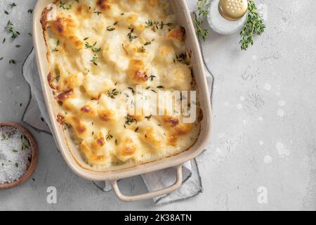 Blumenkohlgratin mit Bechamelsauce Stockfoto