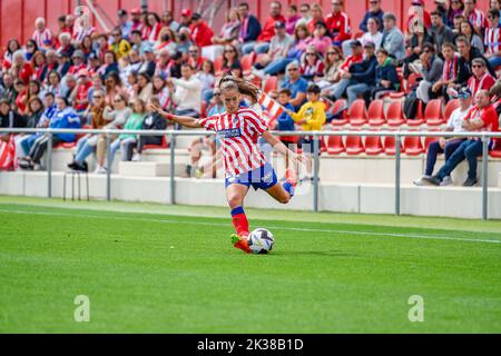 Madrid, Madrid, Spanien. 25. September 2022. ANDREA MEDINA (20) in Aktion während des Fußballspiels zwischen Atletico Madrid und Alaves feierte am Sonntag, den 25. September 2022 in AlcalÃ¡ de Henares (Madrid, Spanien) im Wanda AlcalÃ¡-Stadion, gültig für die Spielwoche 3 der spanischen Liga der ersten Liga der Frauen, Liga F (Bildquelle: © Alberto Gardin/ZUMA Press Wire) Stockfoto