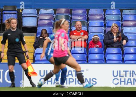 Birmingham, Großbritannien. 25. September 2022. Die Fans beobachten das Fa Women's Super League Spiel Birmingham City Women gegen Coventry United Women in St Andrews, Birmingham, Großbritannien, 25.. September 2022 (Foto von Simon Bissett/News Images) in Birmingham, Großbritannien am 9/25/2022. (Foto von Simon Bissett/News Images/Sipa USA) Quelle: SIPA USA/Alamy Live News Stockfoto