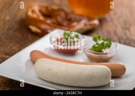 bayerische Weißwurst auf Holz Stockfoto