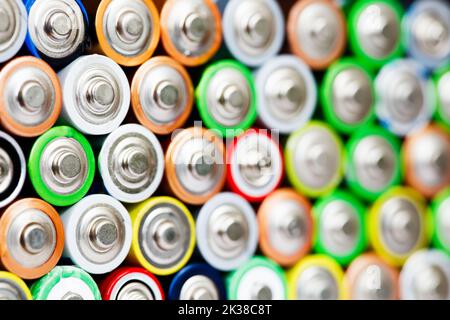 Nahaufnahme des Stapels gebrauchter Alkalibatterien. Nahaufnahme farbenfrohe Reihen von Auswahl an AA-Batterien Energie abstrakter Hintergrund von bunten Batterien. Alka Stockfoto