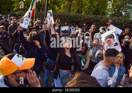 London, Großbritannien. 25. September 2022. Nach dem Tod von Mahsa Amini, der in Polizeigewahrsam im Iran starb, nachdem er festgenommen worden war, weil er angeblich in der Öffentlichkeit kein Kopftuch (Hijab) „ordnungsgemäß“ trug, versammeln sich die Demonstranten weiterhin vor der Botschaft des Iran in London. Kredit: Vuk Valcic/Alamy Live Nachrichten Stockfoto