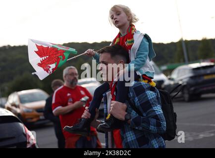 Cardiff, Großbritannien. 25. September 2022. Walisische Fans kommen zum Spiel der UEFA Nations League im Cardiff City Stadium in Cardiff an. Bildnachweis sollte lauten: Darren Staples/Sportimage Credit: Sportimage/Alamy Live News Stockfoto