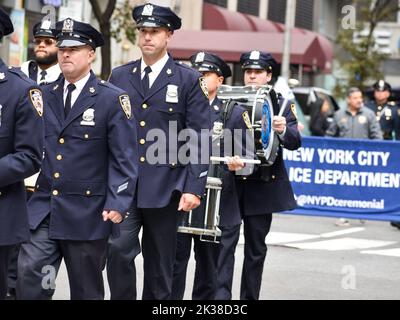 New York City, Usa. 25. September 2022. NYPD Marching Band während der jährlichen Parade zum United American Muslim Day in New York City. Kredit: Ryan Rahman/Alamy Live Nachrichten Stockfoto