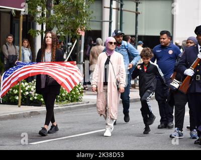 New York City, Usa. 25. September 2022. Muslimische New Yorker aus dem gesamten Gebiet der drei Bundesstaaten versammelten sich auf der Madison Avenue in traditionellen Kostümen während der jährlichen Parade zum United American Muslim Day. Kredit: Ryan Rahman/Alamy Live Nachrichten Stockfoto