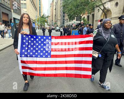 New York City, Usa. 25. September 2022. Die Flaggen der Vereinigten Staaten sind auf der Madison Avenue in New York City während der jährlichen Parade zum United American Muslim Day zu sehen. Kredit: Ryan Rahman/Alamy Live Nachrichten Stockfoto