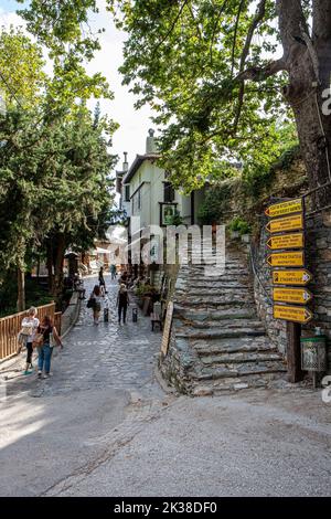 Makrinitsa Dorf, Pelion, Volos, alte Straße in der Stadt Stockfoto