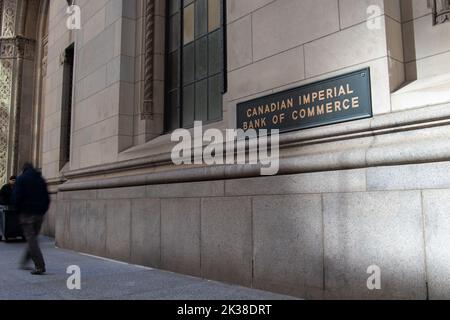 Die Sonne scheint von einem Gebäude im Financial District von Toronto mit einem plack für die CIBC, die Canadian Imperial Bank of Commerce, Kanadas 5. größte Bank Stockfoto