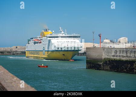 DFDS Cross Channel Fähre kommt in den Hafen von Dieppe Stockfoto