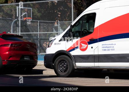 An einem sonnigen Tag im Zentrum von Toronto wird ein Lieferwagen der Canada Post, der wichtigste Postbetreiber in Kanada, gesehen. Stockfoto