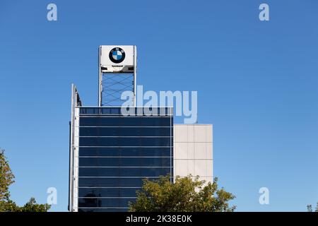 Das BMW-Logo auf einem Schildturm eines Autohauses in der Innenstadt von Toronto für den deutschen Luxusautomaten. Stockfoto