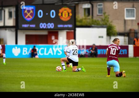 London, Großbritannien. 25. September 2022. Dagenham und Redbridge, England, September 25 2022. Die Spieler knien beim Fußballspiel der Barclays Womens Super League zwischen West Ham United und Manchester United im Victoria Road Stadium, Dagenham, England. (Kevin Hodgson/SPP) Quelle: SPP Sport Press Photo. /Alamy Live News Stockfoto