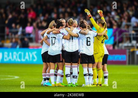 London, Großbritannien. 25. September 2022. Dagenham und Redbridge, England, 25 2022. September. Anchester United Team huddle während des Barclays Womens Super League Fußballspiels zwischen West Ham United und Manchester United im Victoria Road Stadium, Dagenham, England. (Kevin Hodgson/SPP) Quelle: SPP Sport Press Photo. /Alamy Live News Stockfoto