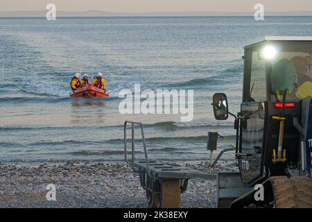 Horton Gower Wales UK RNLI Inshore Lifeboat Rückkehr zur Lifeboat Station nach Übung Beach Bergungsfahrzeug und Besatzung, die in flachen Gewässern helfen. Stockfoto