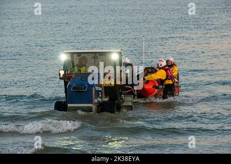 Horton Gower Wales UK RNLI Inshore Lifeboat Rückkehr zur Lifeboat Station nach Übung Beach Bergungsfahrzeug und Besatzung, die in flachen Gewässern helfen. Stockfoto