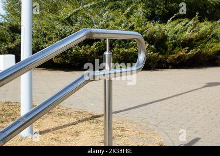 Metallgeländer an der Treppe in der Nähe des Teiches aus der Nähe Stockfoto