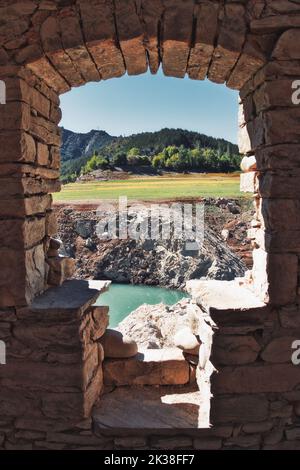 Ruinen einer angefügten und normalerweise unter Wasser liegenden Kirche in Mediano, Spanien Stockfoto