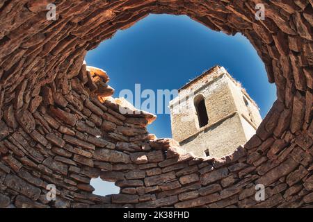 Ruinen einer angefügten und normalerweise unter Wasser liegenden Kirche in Mediano, Spanien Stockfoto