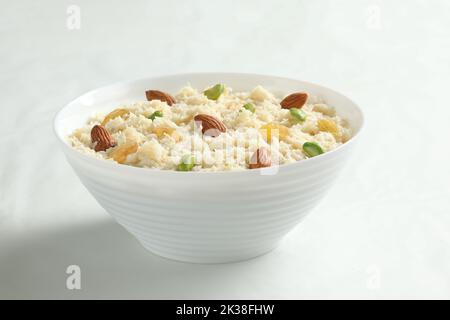 Semiya payasam oder Shewai oder Sewai khir oder Seviyan Kheer ist eine indische Süßigkeit, die aus Vermicelli, Milch, Ghee, Zucker oder Jaggery, Rosinen und Nüssen hergestellt wird. Stockfoto