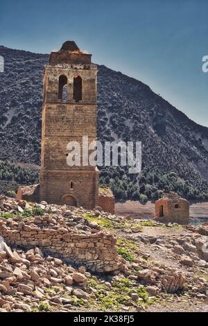 Ruinen einer angefügten und normalerweise unter Wasser liegenden Kirche in Mediano, Spanien Stockfoto