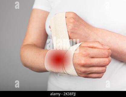 Wickeln schmerzhaft schmerzende Handgelenk mit elastischen Verband Nahaufnahme. Hochwertige Fotos Stockfoto