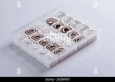 Traditioneller türkischer Kaffee und türkischer Genuss auf weißem Hintergrund. Flach liegend. Stockfoto