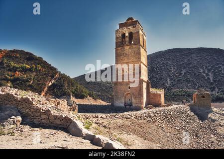 Ruinen einer angefügten und normalerweise unter Wasser liegenden Kirche in Mediano, Spanien Stockfoto