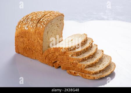 Scheibe Brot isolierten auf weißen Hintergrund Stockfoto