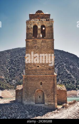 Ruinen einer angefügten und normalerweise unter Wasser liegenden Kirche in Mediano, Spanien Stockfoto