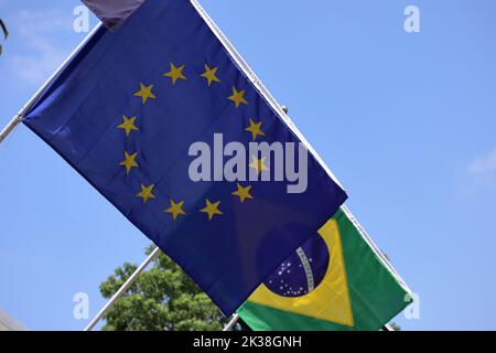 Brasilianische und europäische Flaggen der Europäischen Union nebeneinander platziert Stockfoto