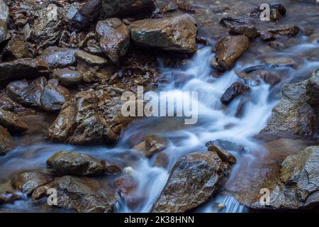 Inegol, Bursa, Türkei - September 2022: Oylat-Wasserfall, Langzeitaufnahme eines schönen Wasserfallstroms im Wald, selektiver Fokus Stockfoto