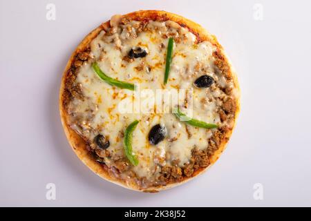 Leckeres Baguette-Sandwich mit verschiedenen Gemüsesorten und Käsescheiben Platziert auf weißem Hintergrund im Studio Stockfoto