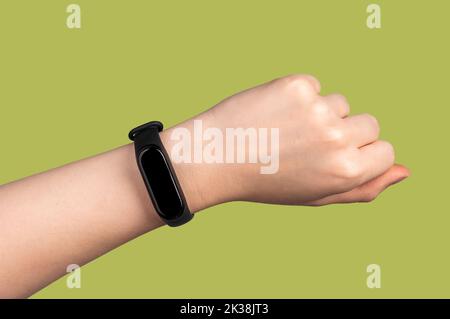 Fitness-Armband auf weiblicher Nahaufnahme, Smart-Fit-Uhr, Schrittzähler. Hochwertige Fotos Stockfoto