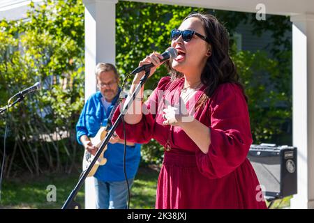 Der arme Yorick tritt beim West Concord Porchfest auf, einem jährlichen Volksmusikfestival in West Concord, Massachusetts. Stockfoto