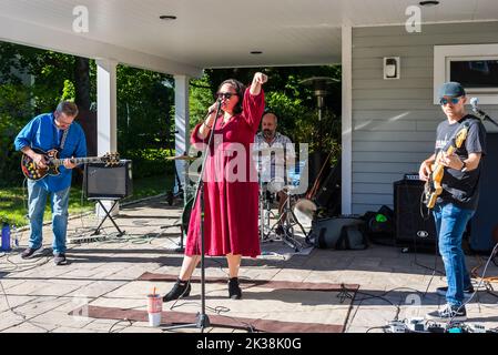 Der arme Yorick tritt beim West Concord Porchfest auf, einem jährlichen Volksmusikfestival in West Concord, Massachusetts. Stockfoto